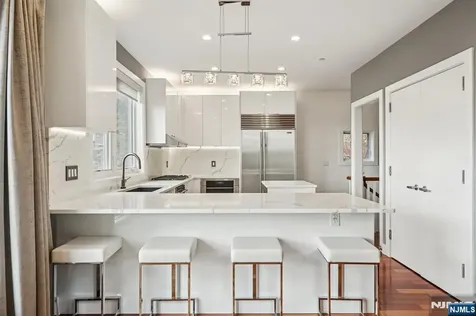 25 Vela Way Edgewater NJ 07020