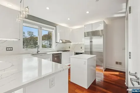 25 Vela Way Edgewater NJ 07020