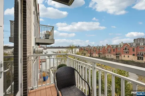 25 Vela Way Edgewater NJ 07020