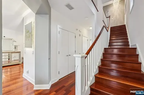 25 Vela Way Edgewater NJ 07020