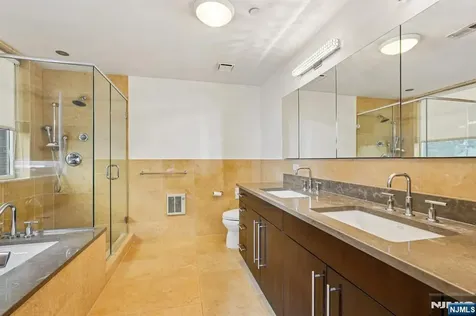 25 Vela Way Edgewater NJ 07020
