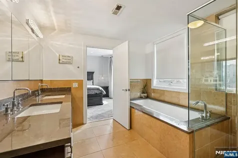 25 Vela Way Edgewater NJ 07020