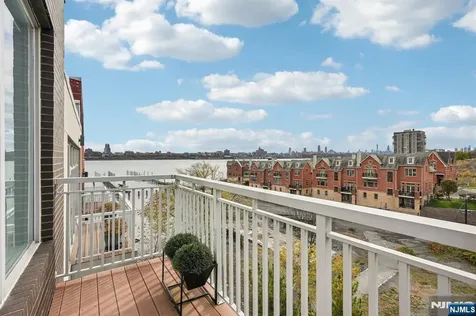 25 Vela Way Edgewater NJ 07020