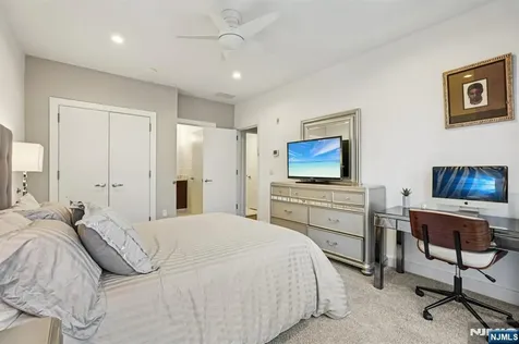 25 Vela Way Edgewater NJ 07020
