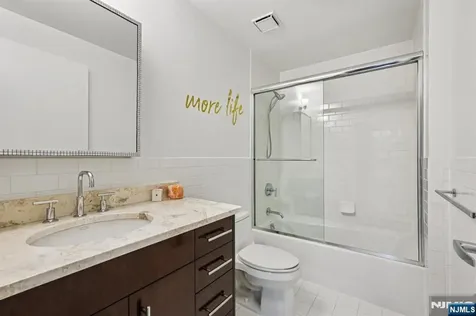 25 Vela Way Edgewater NJ 07020