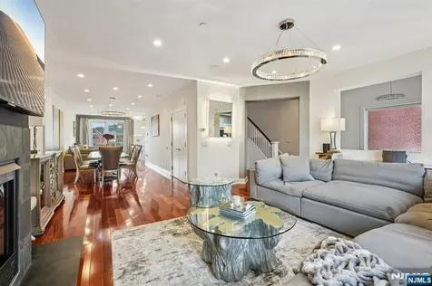 25 Vela Way Edgewater NJ 07020