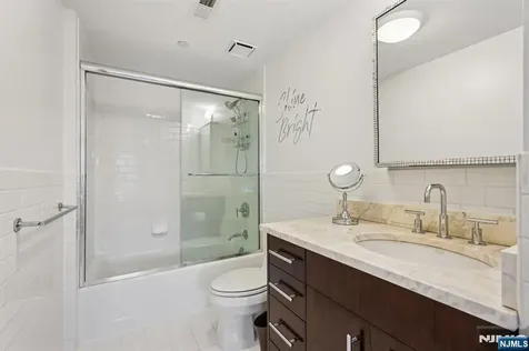 25 Vela Way Edgewater NJ 07020