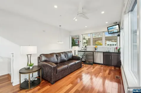 25 Vela Way Edgewater NJ 07020