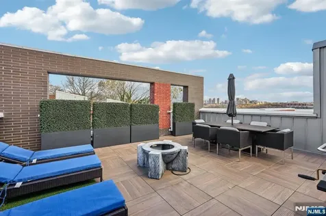 25 Vela Way Edgewater NJ 07020