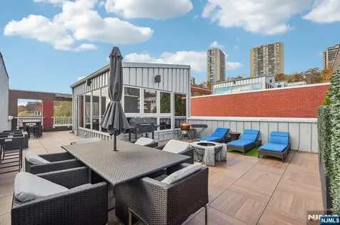 25 Vela Way Edgewater NJ 07020