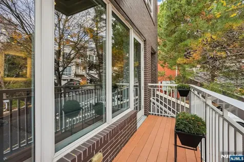25 Vela Way Edgewater NJ 07020