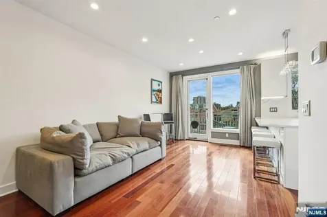 25 Vela Way Edgewater NJ 07020