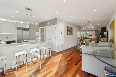 25 Vela Way Edgewater NJ 07020