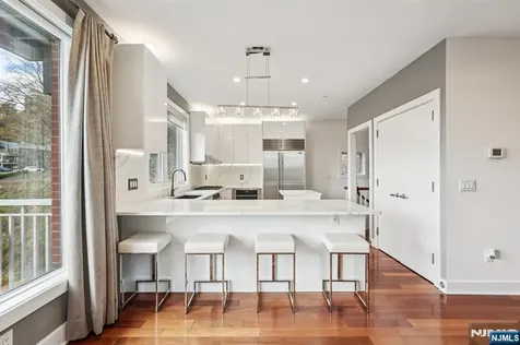 25 Vela Way Edgewater NJ 07020