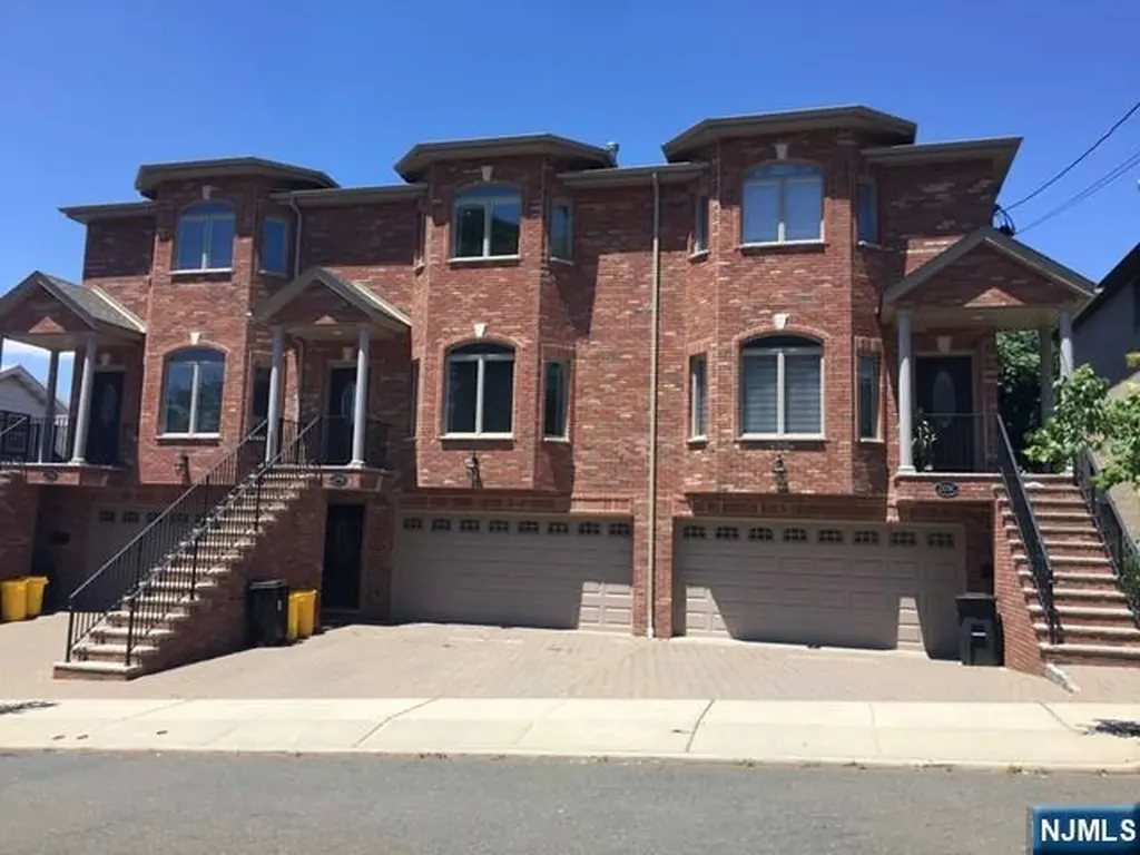 209C 8th Palisades Park NJ 07650
