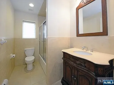 209C 8th Palisades Park NJ 07650