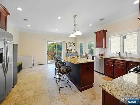 209C 8th Palisades Park NJ 07650