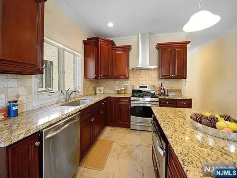 209C 8th Palisades Park NJ 07650