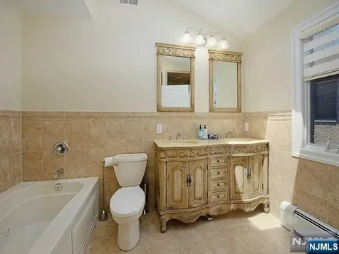 209C 8th Palisades Park NJ 07650