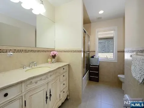 209C 8th Palisades Park NJ 07650