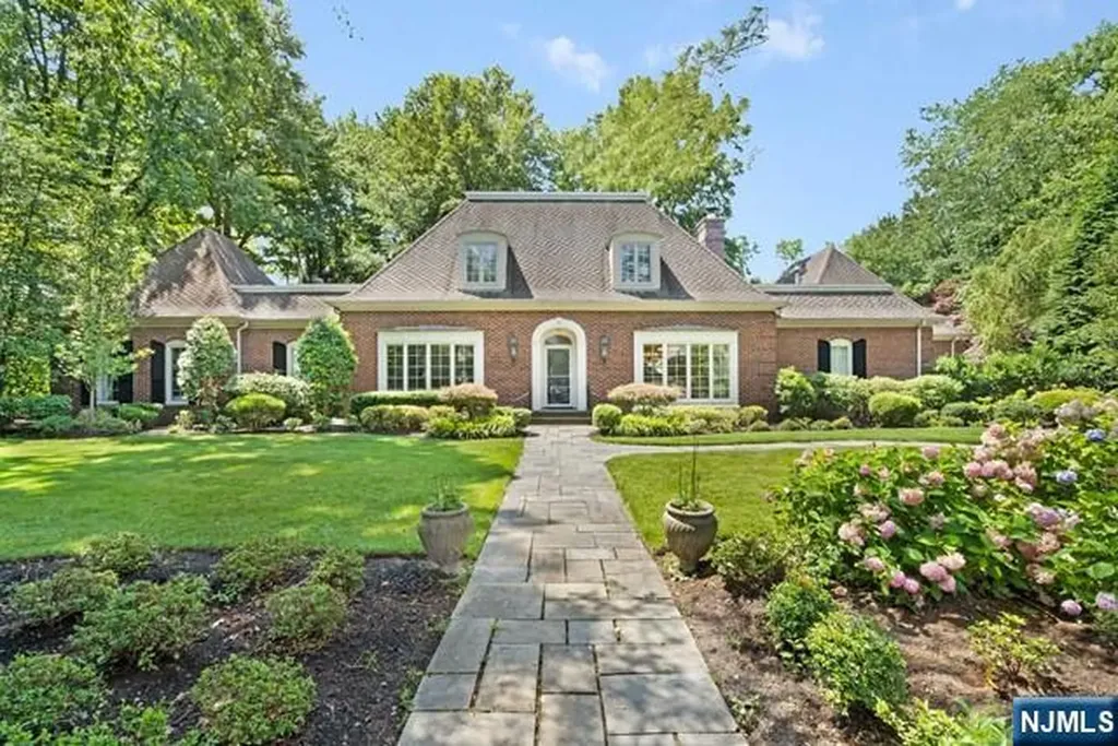 2 Canoe Lane Roseland NJ 07068