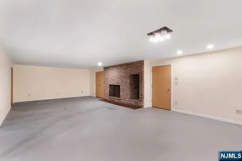 2 Canoe Lane Roseland NJ 07068