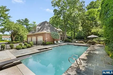 2 Canoe Lane Roseland NJ 07068