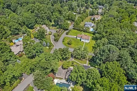 2 Canoe Lane Roseland NJ 07068