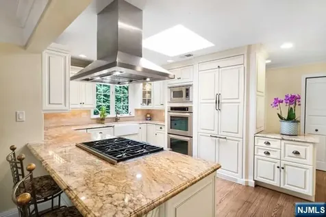 2 Canoe Lane Roseland NJ 07068
