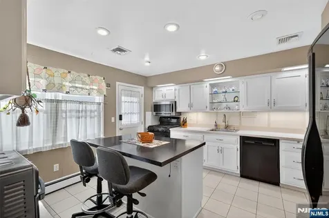 182 Yawpo Avenue Oakland NJ 07436