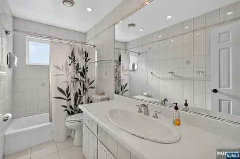 182 Yawpo Avenue Oakland NJ 07436
