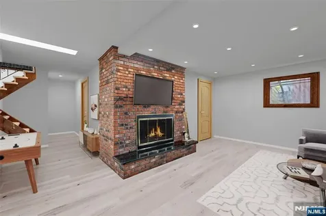 182 Yawpo Avenue Oakland NJ 07436
