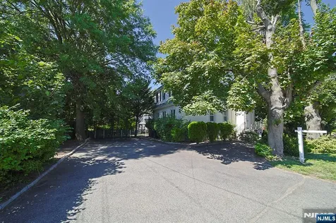 1585 Bergen Boulevard Leonia NJ 07605