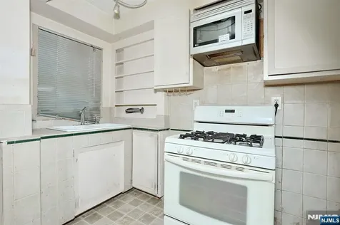 325 New Bridge Road Bergenfield NJ 07621