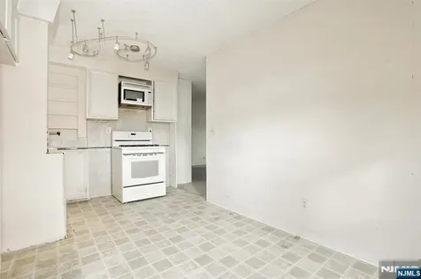 325 New Bridge Road Bergenfield NJ 07621