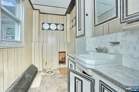 325 New Bridge Road Bergenfield NJ 07621