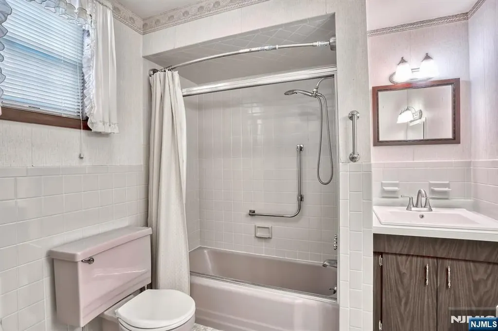 9 New York Avenue Bergenfield NJ 07621