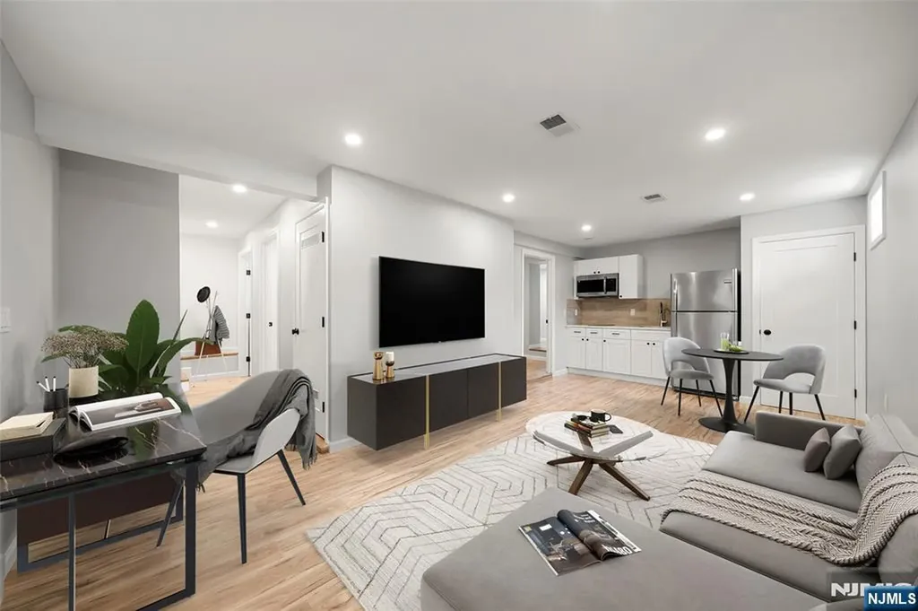 174 Pleasant Avenue Bergenfield NJ 07621