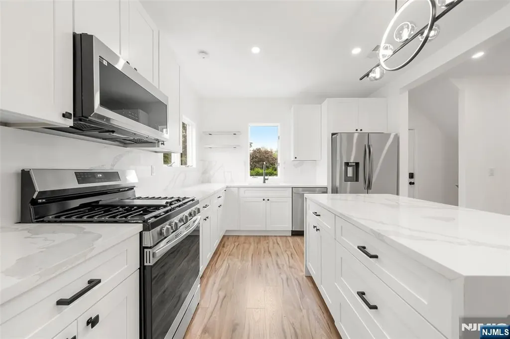 174 Pleasant Avenue Bergenfield NJ 07621