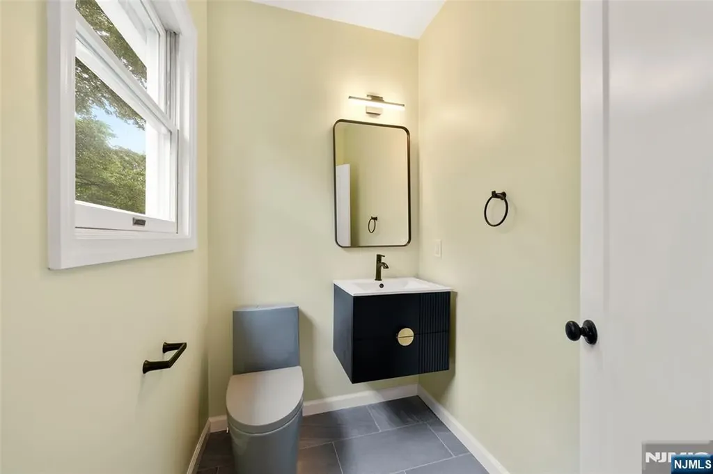 174 Pleasant Avenue Bergenfield NJ 07621