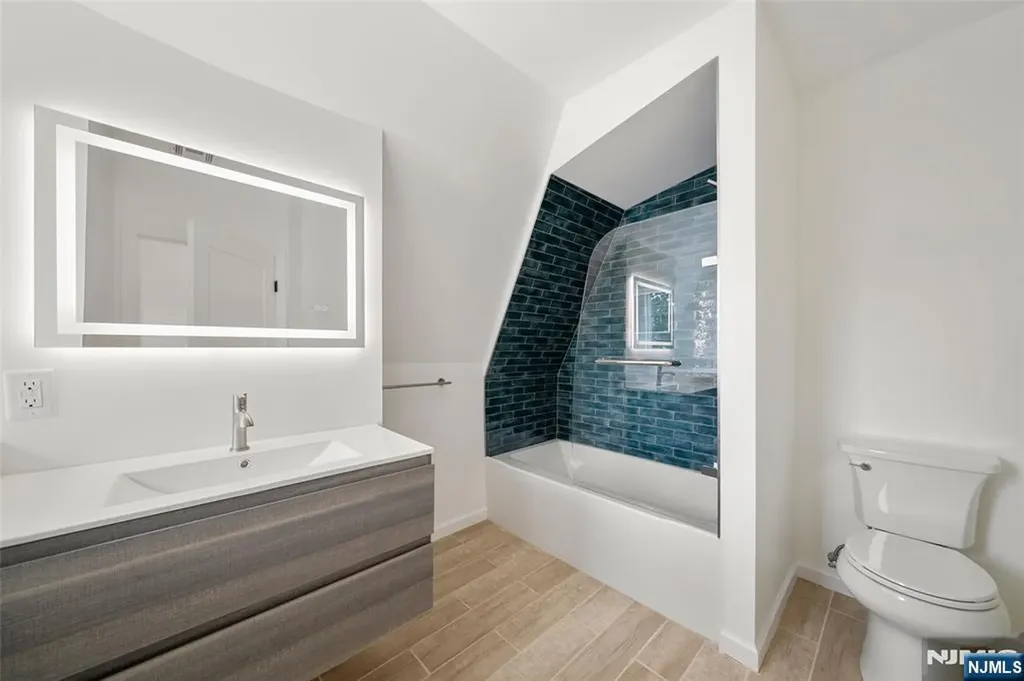 174 Pleasant Avenue Bergenfield NJ 07621