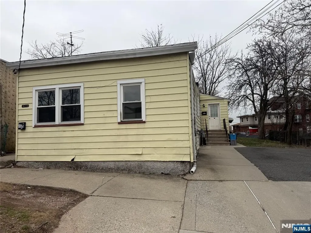 92 Naples Place Garfield NJ 07026