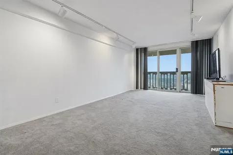 555 North Fort Lee NJ 07024