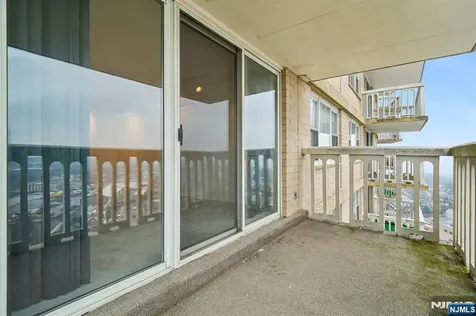 555 North Fort Lee NJ 07024