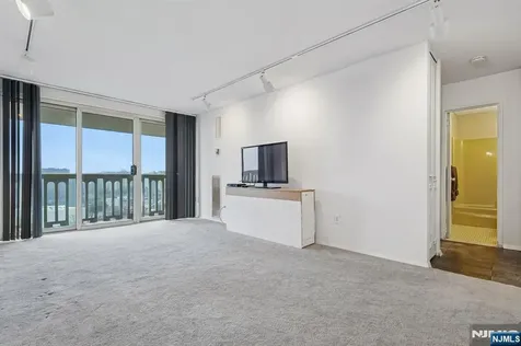 555 North Fort Lee NJ 07024