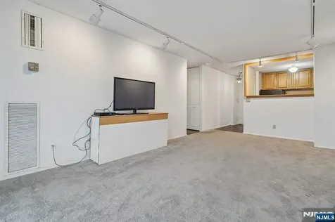 555 North Fort Lee NJ 07024