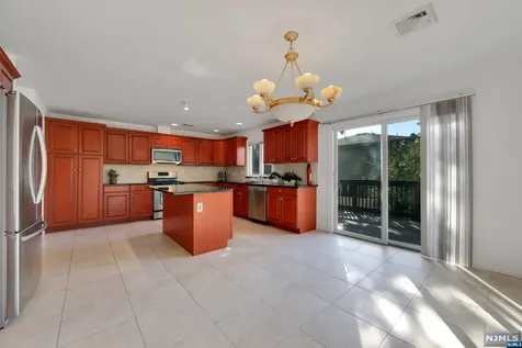 539B 3rd Street Palisades Park NJ 07650