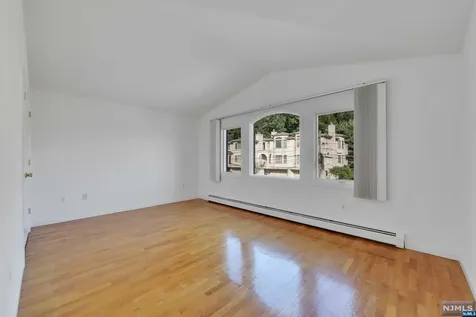 539B 3rd Street Palisades Park NJ 07650