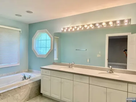 125 Stonegate Trail Cresskill NJ 07626