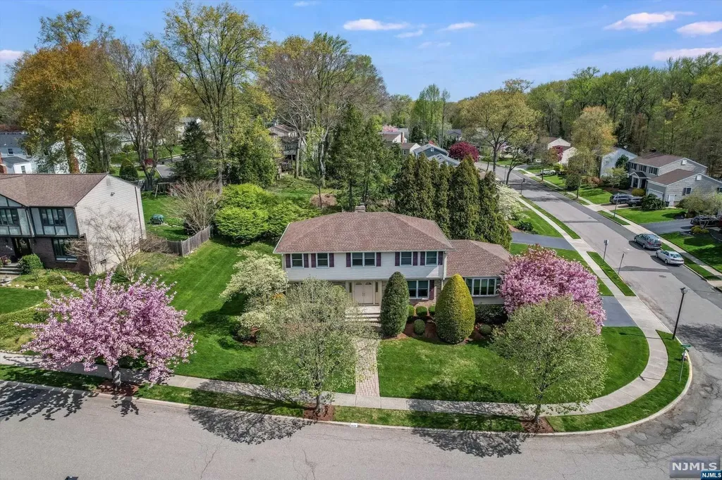 812 Hennigar Place Oradell NJ 07649